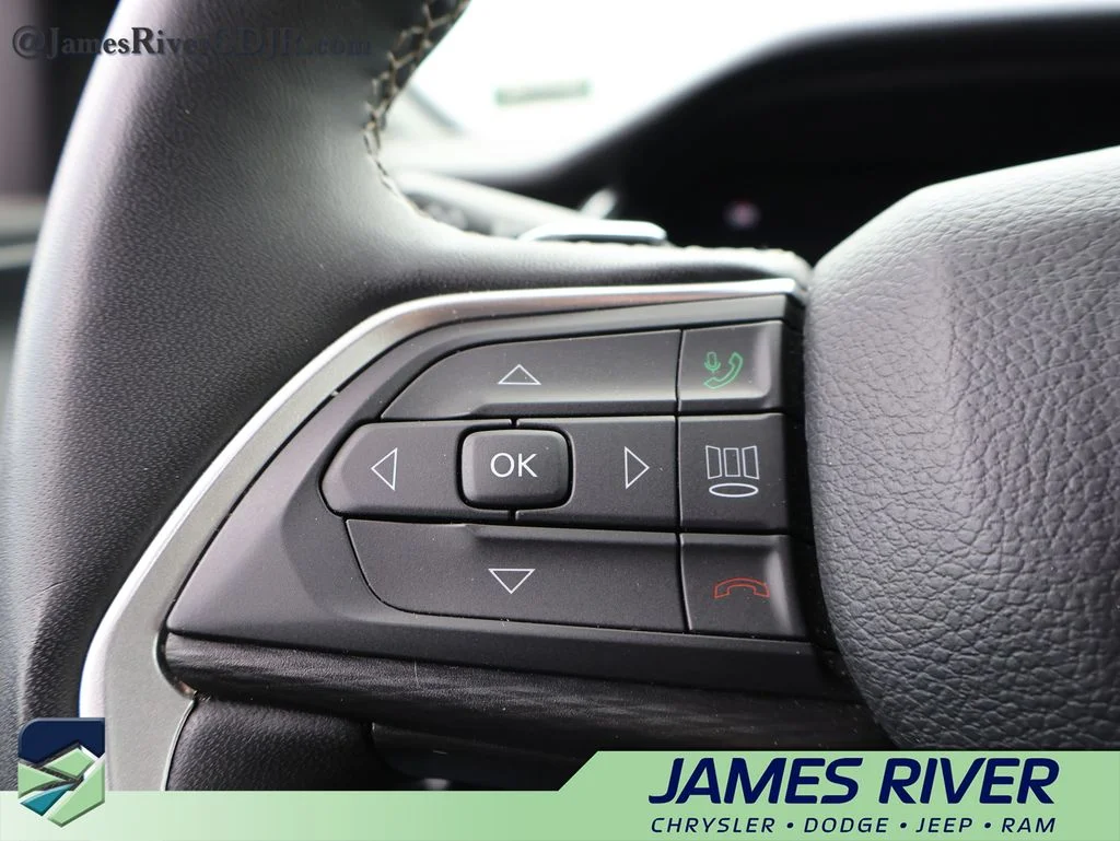 Used 2024 Silver Jeep Altitude image 27