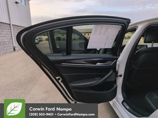 Used 2018 White BMW M550i xDrive image 25
