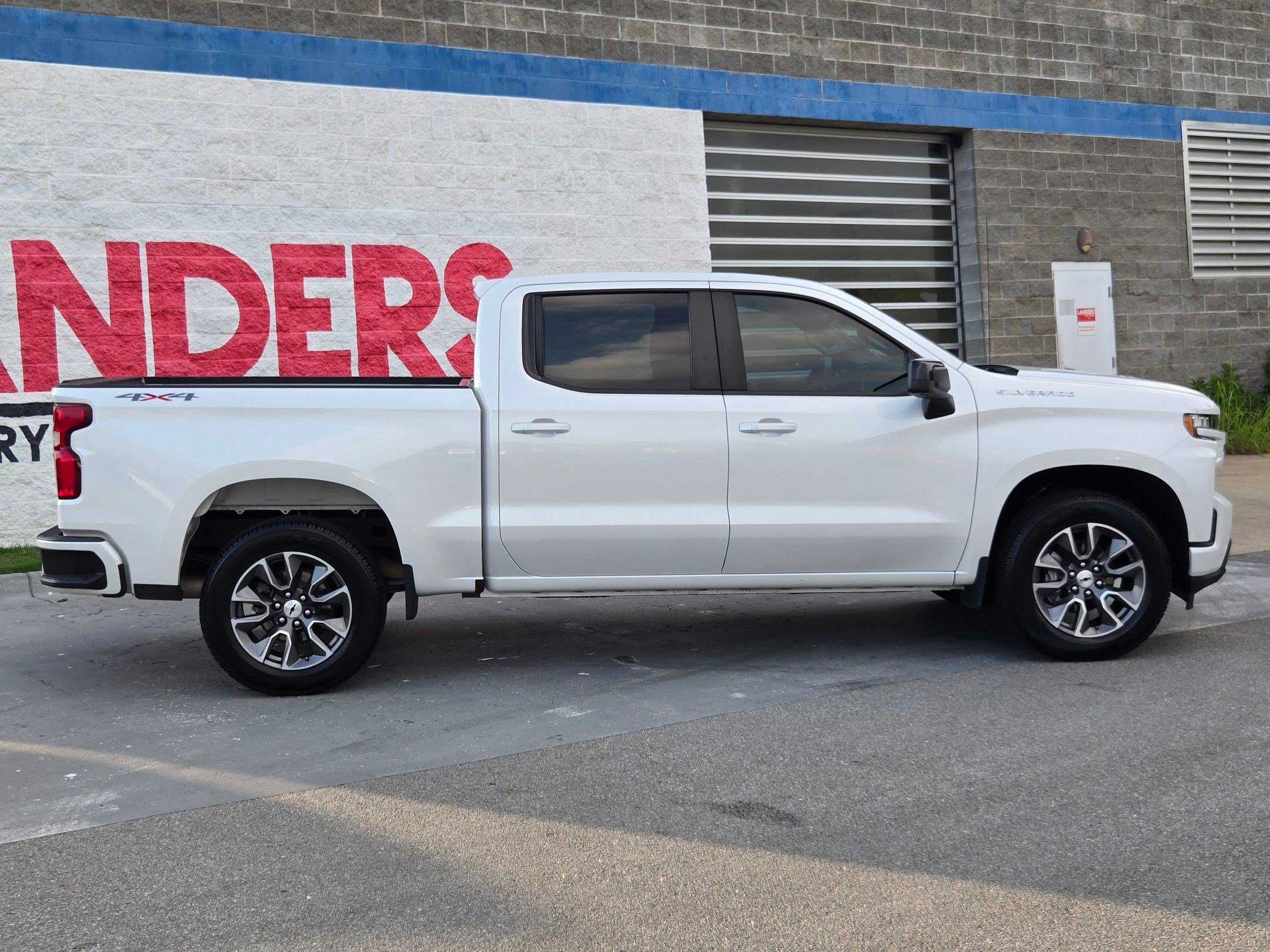 Used 2022 Iridescent Pearl Tricoat Chevrolet RST image 8