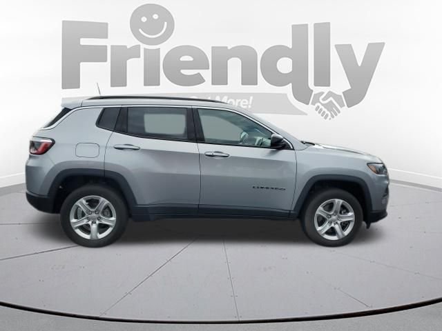Used 2023 Silver Jeep Latitude image 6