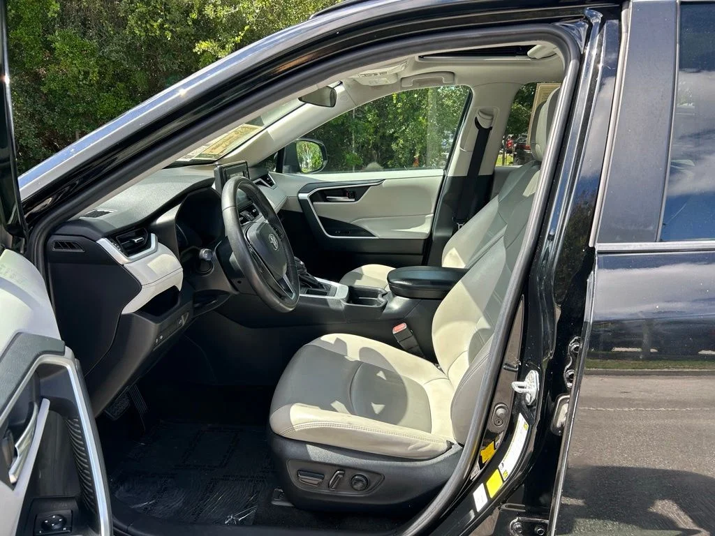 Certified Used 2019 Midnight Black Metallic Toyota XLE Premium image 15