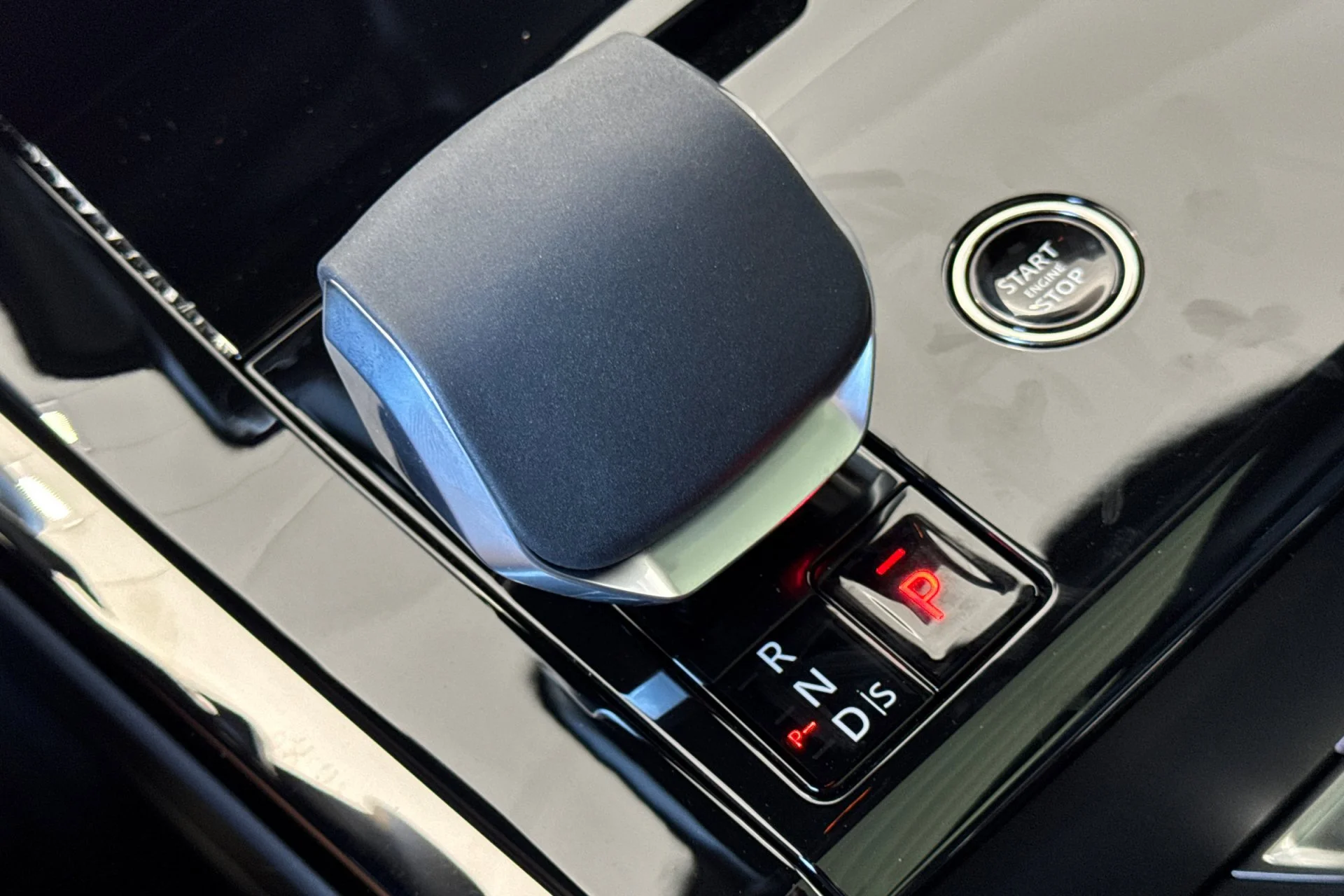 New 2026 SANTORINI BLACK Land Rover SE image 24