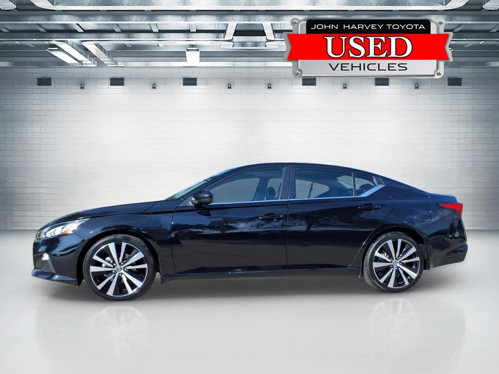 Used 2022 Super Black Nissan 2.5 SR image 2
