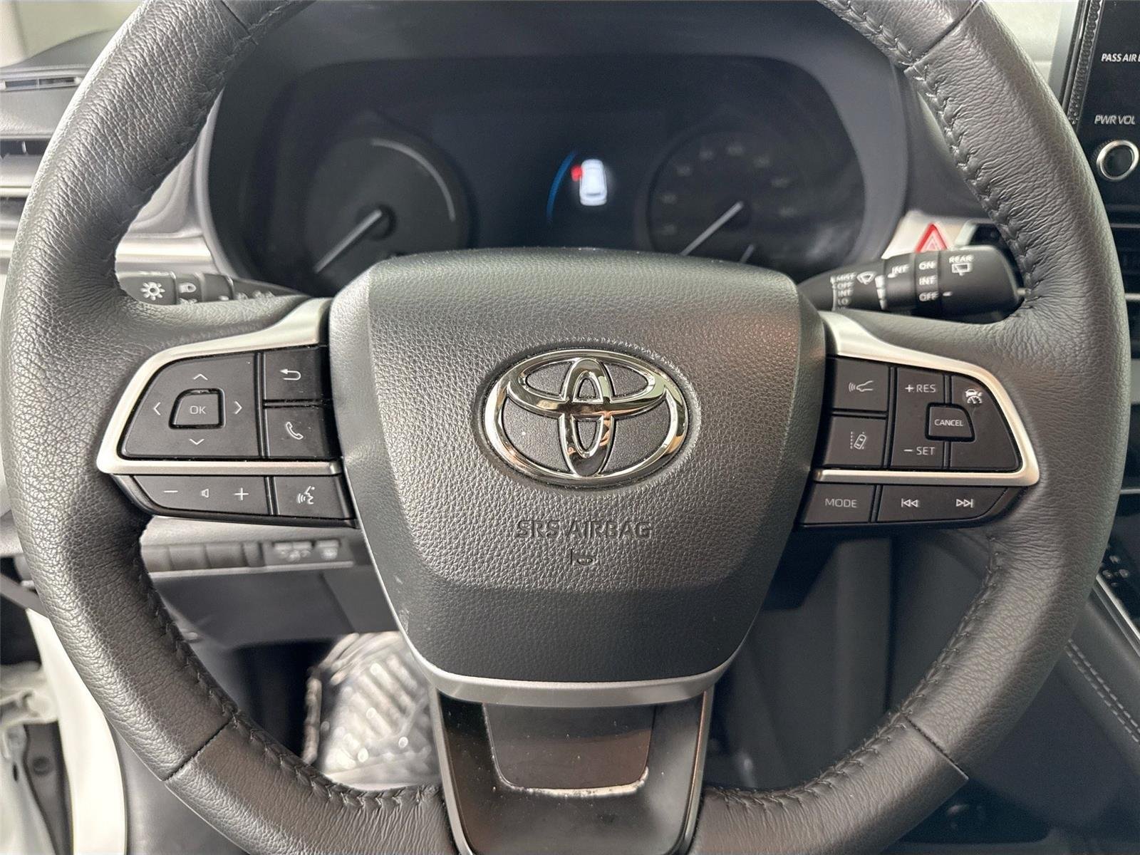 Used 2026 Wind Chill Pearl Toyota XLE 8-Passenger image 17