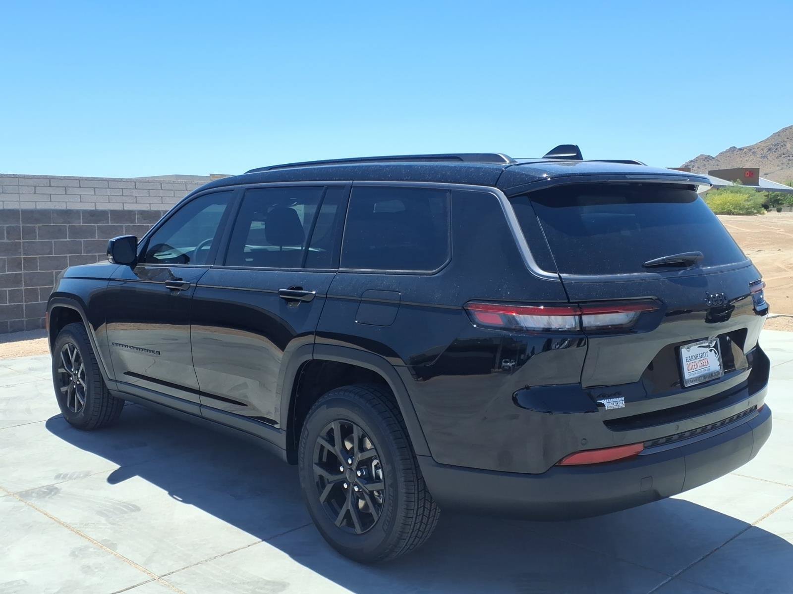 New 2026 Diamond Black Crystal Pearl-Coat Exterior Paint Jeep Laredo Altitude image 4