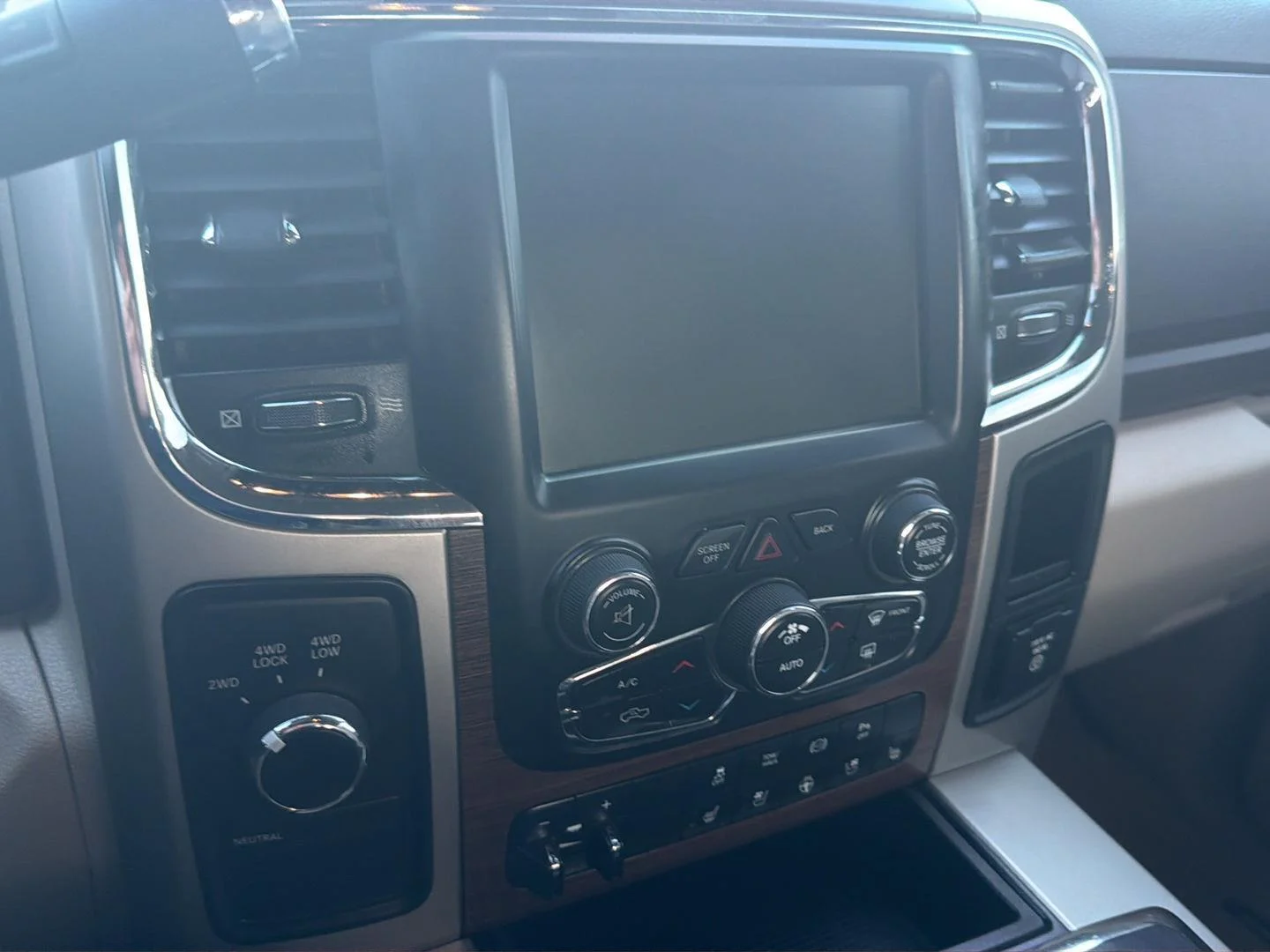 Used 2015 Bright White Clearcoat Ram Laramie image 15