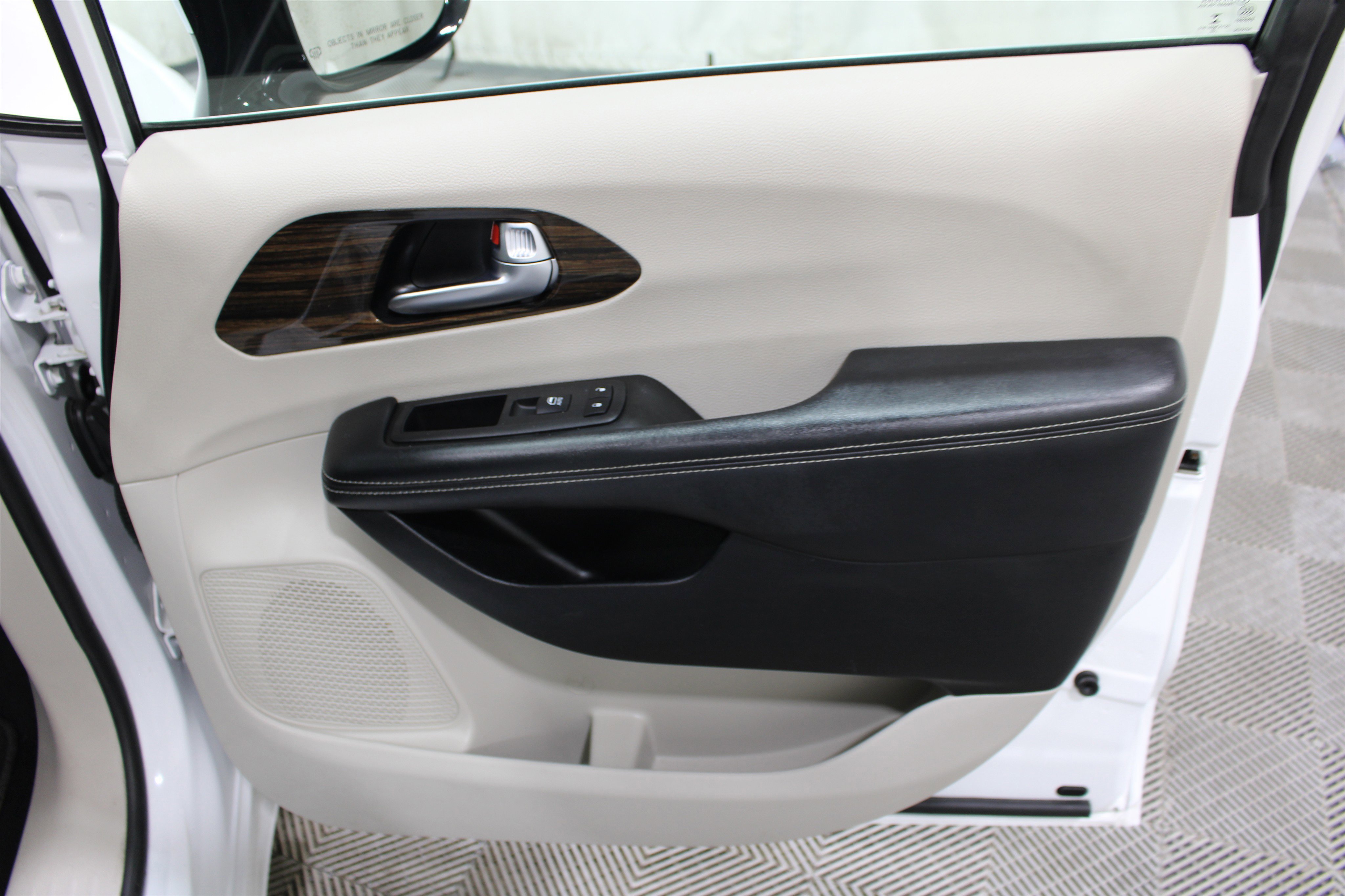 Used 2023 Bright White Clearcoat Chrysler Limited image 29