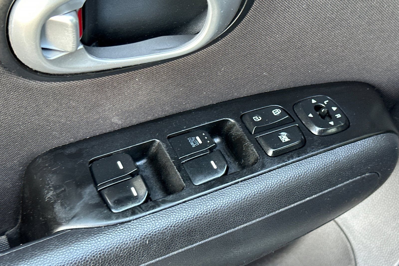 Used 2015 White Kia Base image 12