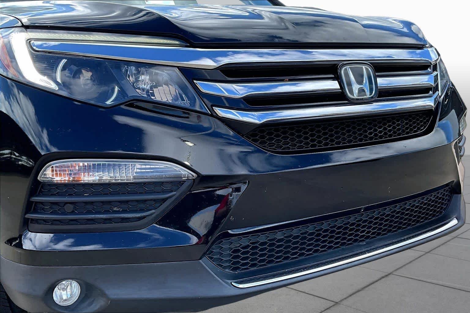 Used 2016 Crystal Black Pearl Honda Touring image 30