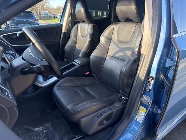 Used 2017 Blue Volvo T6 Dynamic image 10