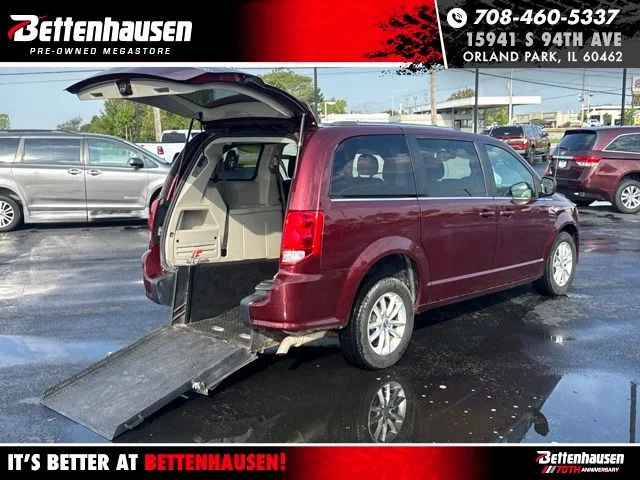 Used 2018 Red Dodge SXT image 1
