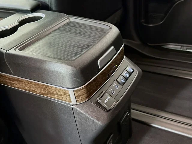 Used 2025  Toyota Platinum image 27