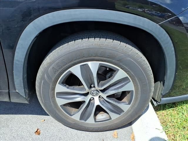 Used 2022 Brown Toyota XLE image 5