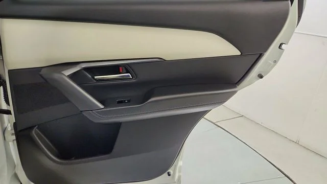 New 2026 White Metallic Mazda 2.5 S Select image 29