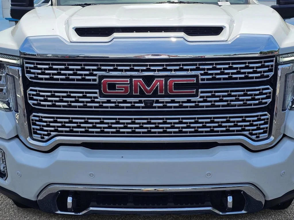 Used 2023 White Frost Tricoat GMC Denali image 3