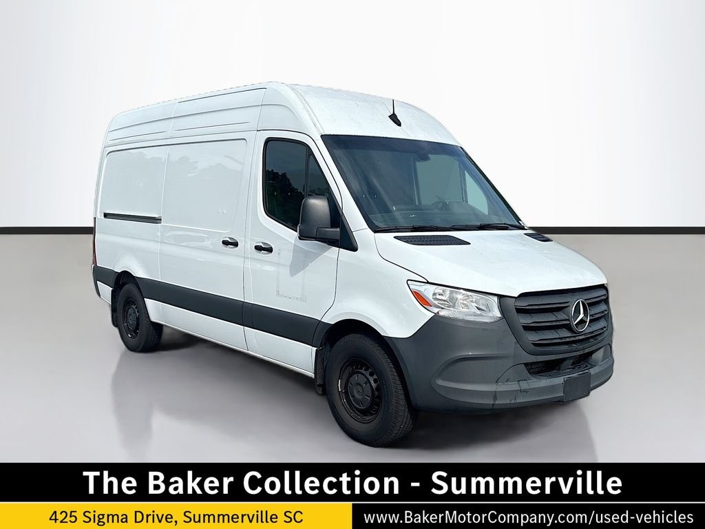 Used 2024  Mercedes-Benz Cargo 144 WB image 1