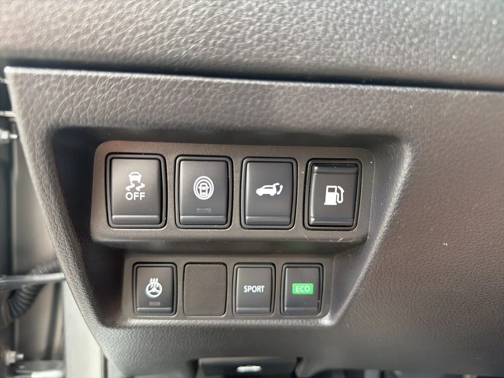 Used 2018 Gray Nissan SL image 38