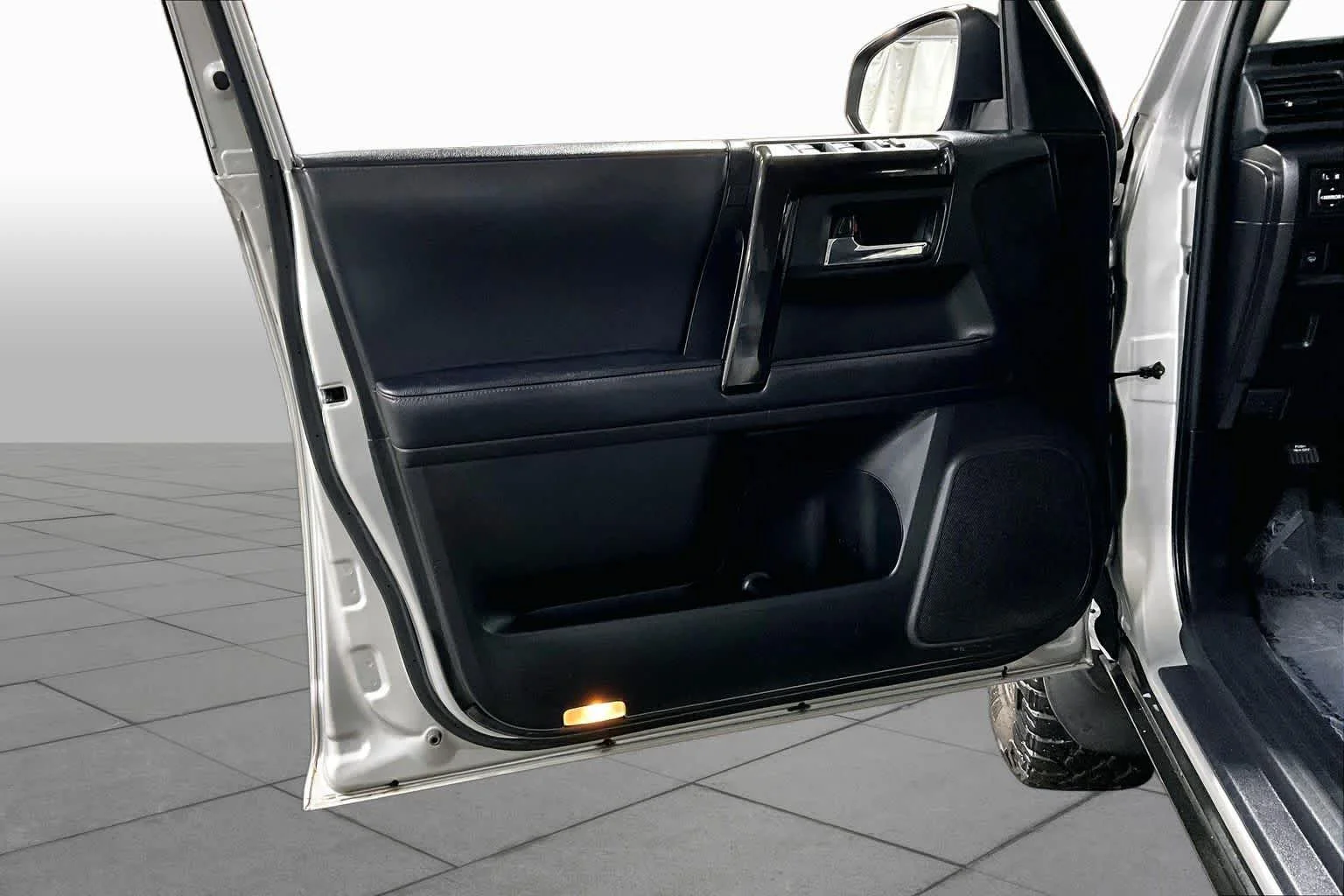Used 2021 Classic Silver Metallic Toyota Venture image 22