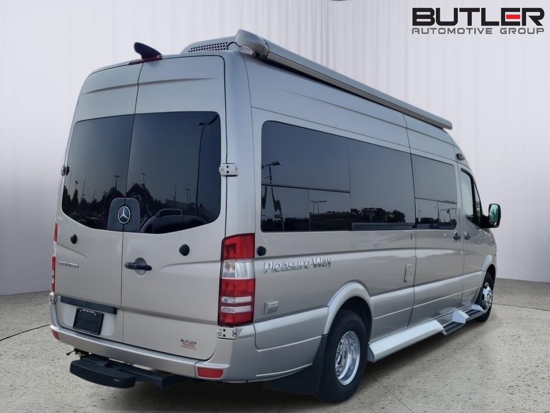 Used 2017  Mercedes-Benz 3500 HIGH ROOF V6 image 3