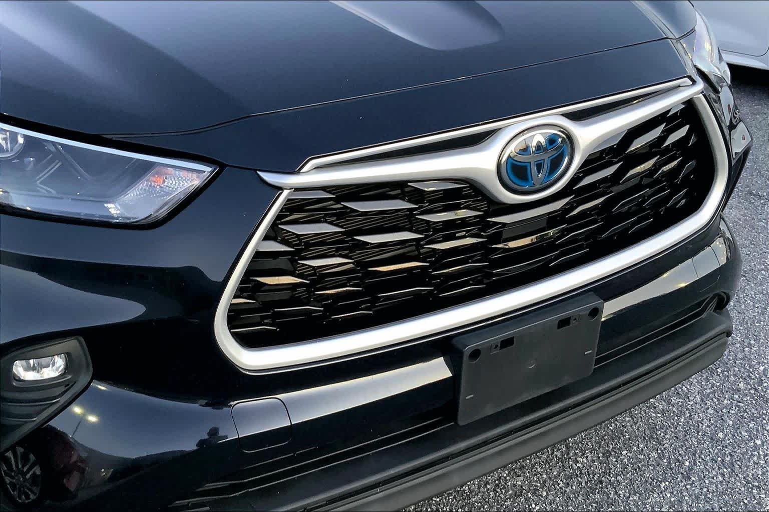 Used 2022 Midnight Black Metallic Toyota Hybrid XLE image 29