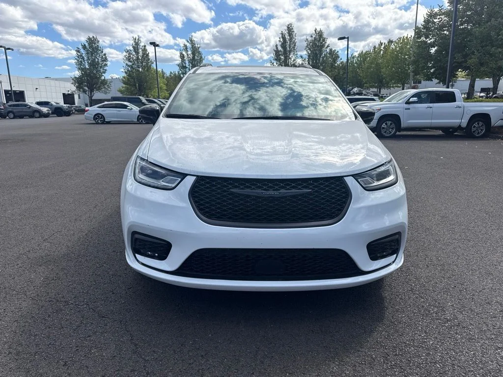 Used 2025 Bright White Clearcoat Chrysler Limited image 2
