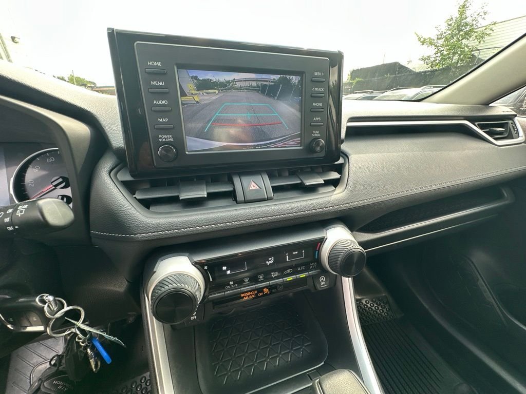 Used 2019 White Toyota LE image 21