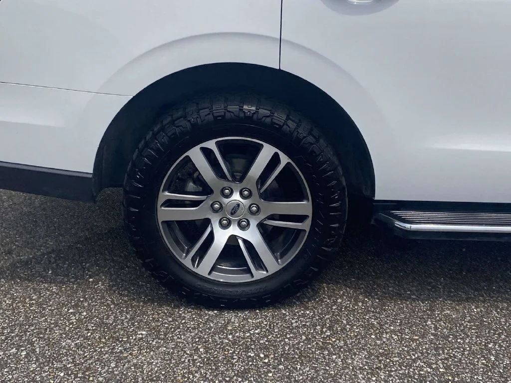 Used 2022 White Ford Limited image 9