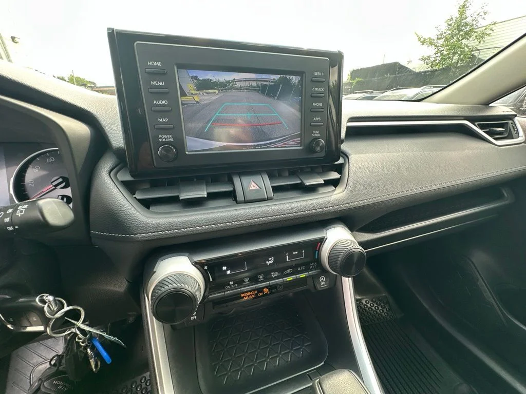Used 2019 White Toyota LE image 21