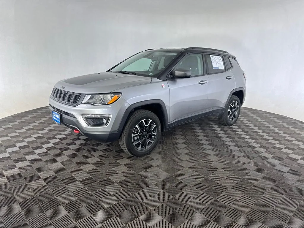 Used 2019 Silver Jeep Trailhawk image 3