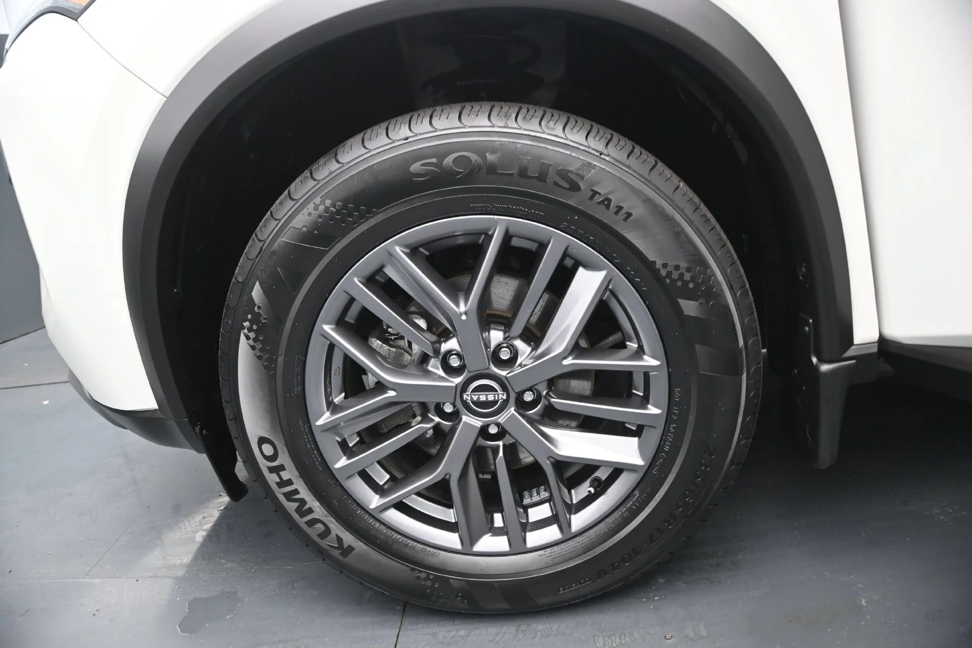 Used 2023 Glacier White Nissan S image 25