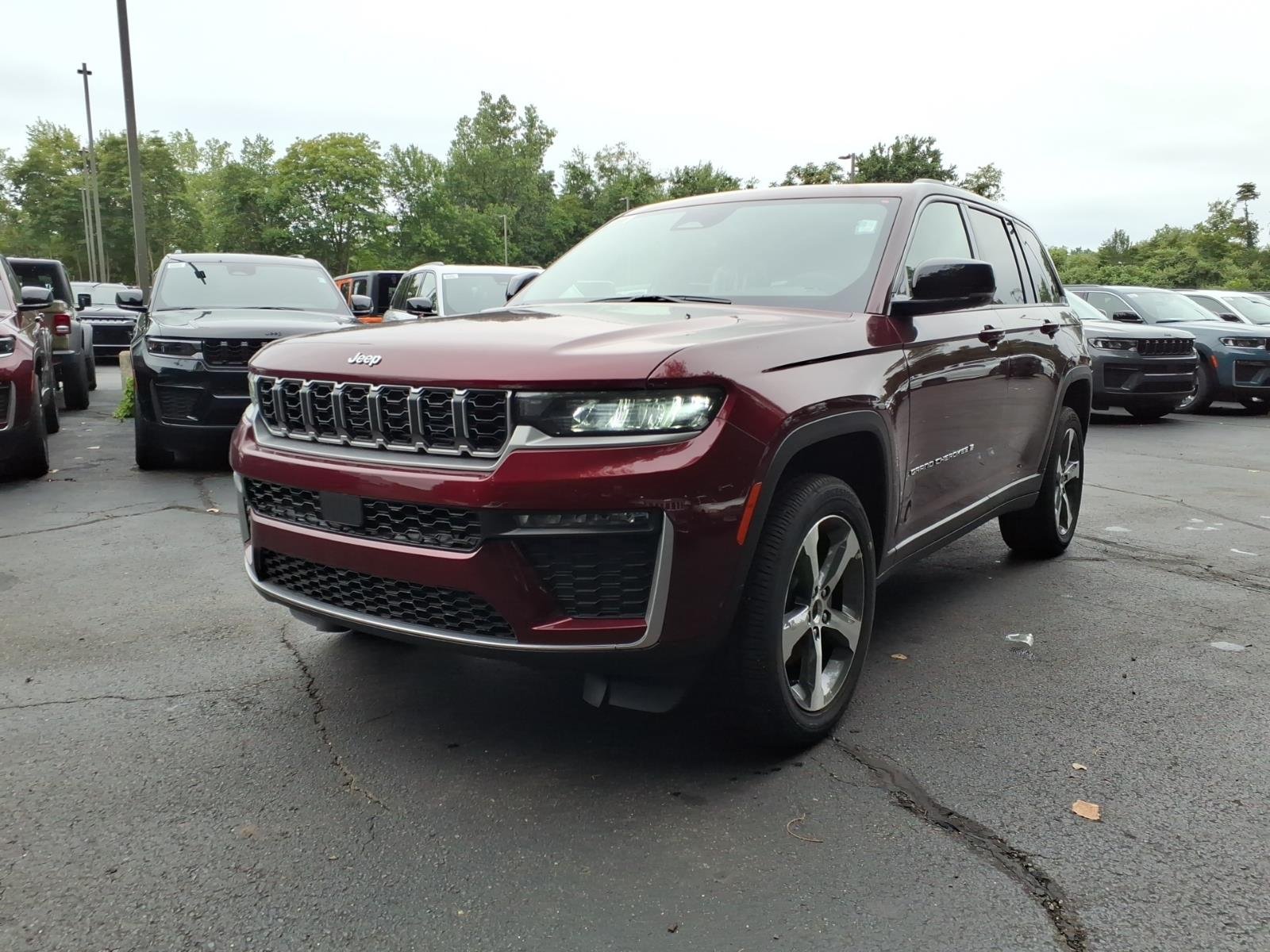 New 2026 Velvet Red Pearl-Coat Exterior Paint Jeep Limited image 4
