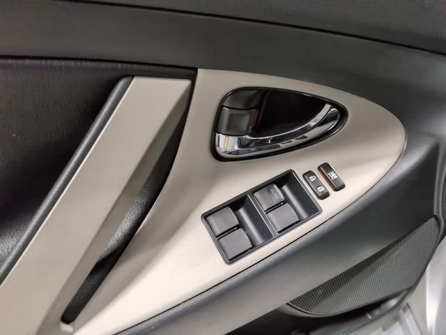 Used 2009 Silver Toyota SE image 12