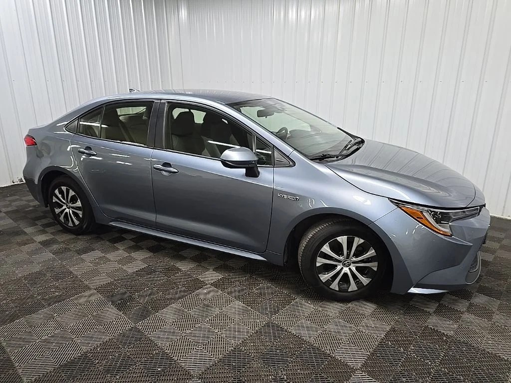 Used 2021  Toyota LE image 1
