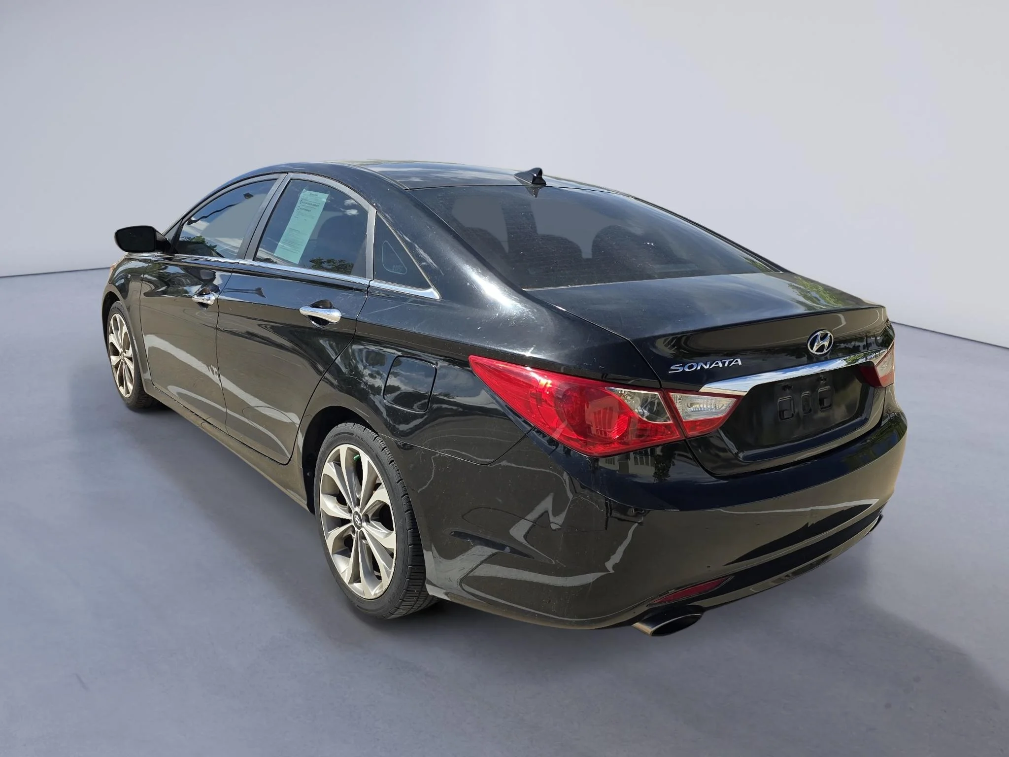 Used 2013 Midnight Black Mica Hyundai SE image 3