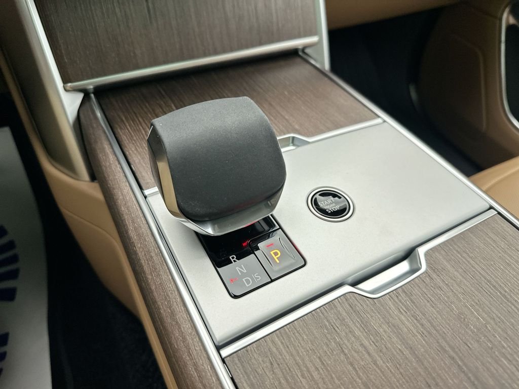 Used 2025  Land Rover SE image 9