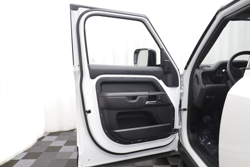 Certified Used 2025 White Land Rover X-Dynamic SE image 4