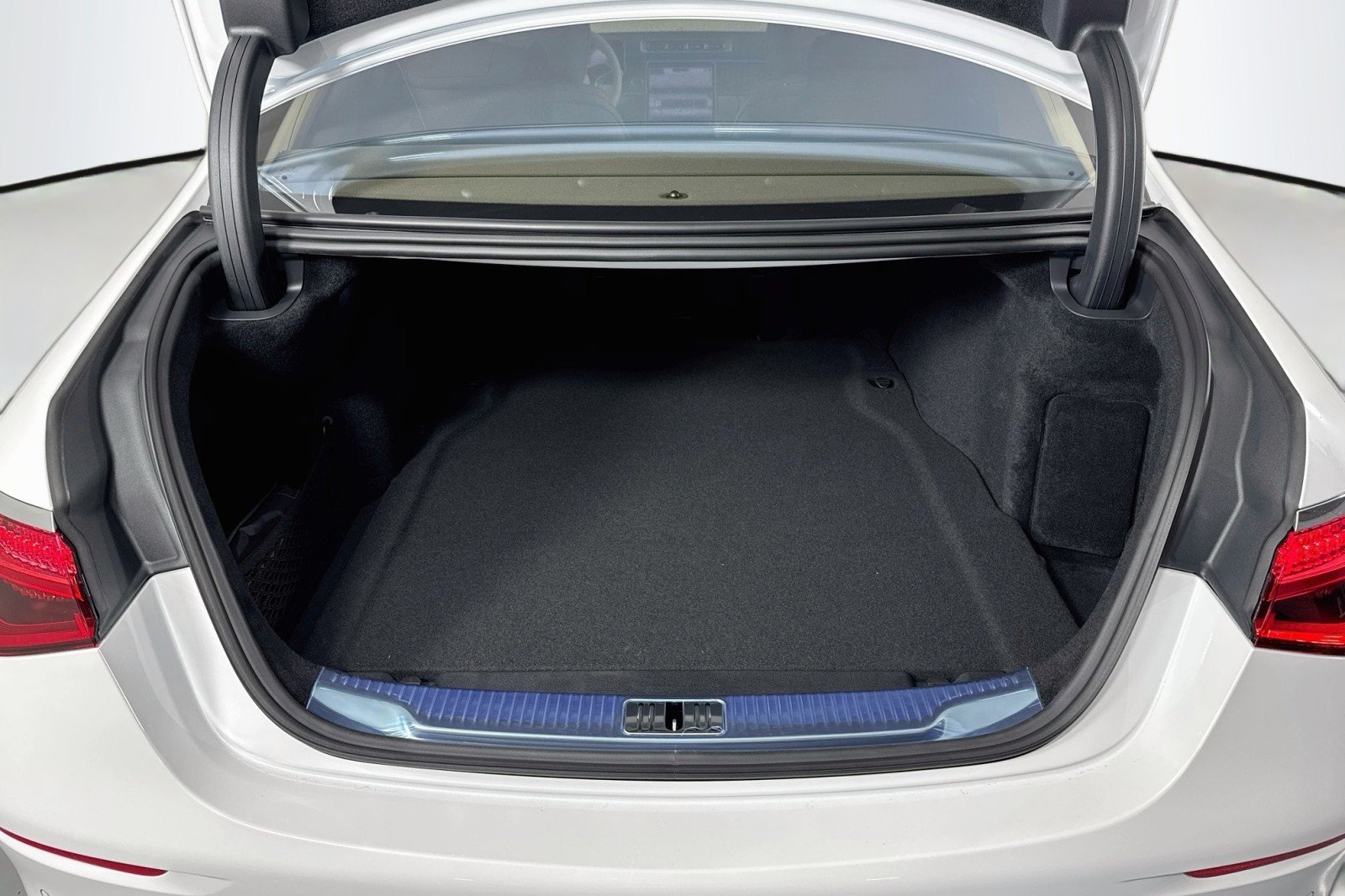 New 2026 MANUFAKTUR Moonlight White Metal Mercedes-Benz S 580e 4MATIC® Sedan image 23