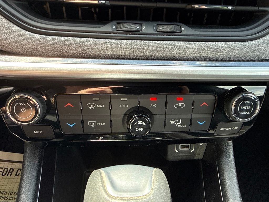 Used 2023 Black Jeep Latitude image 32