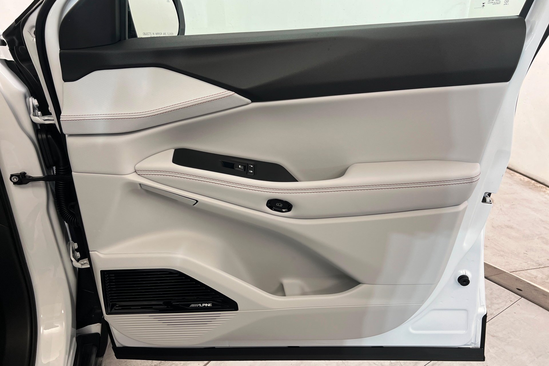 New 2026 Bright White Clear-Coat Exterior Paint Jeep Limited image 24