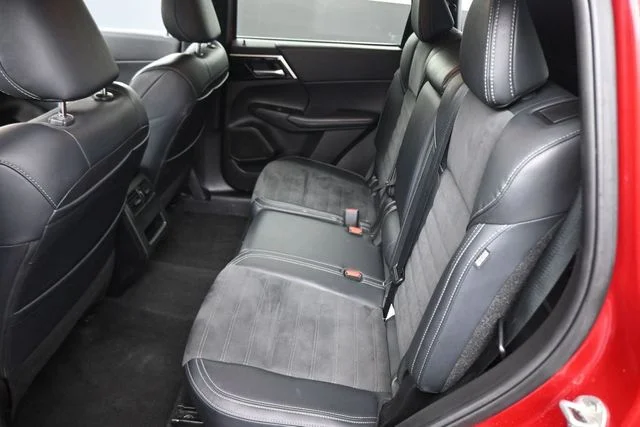 Used 2024  Mitsubishi SE image 19