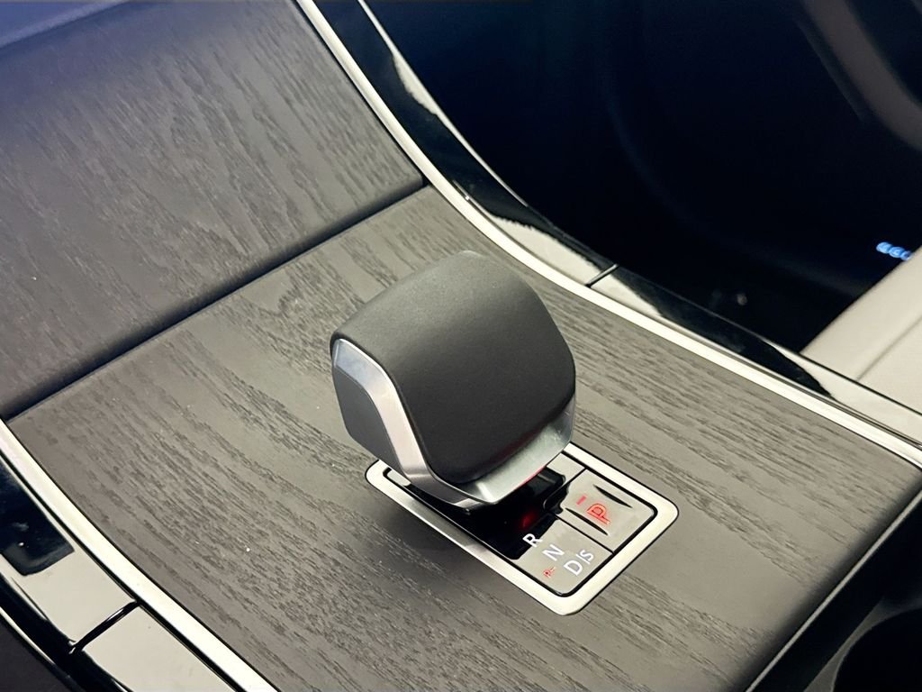 New 2026 Santorini Black Land Rover Belgravia Edition image 17