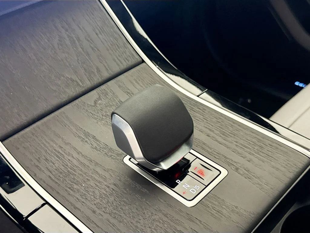 New 2026 Santorini Black Land Rover Belgravia Edition image 17