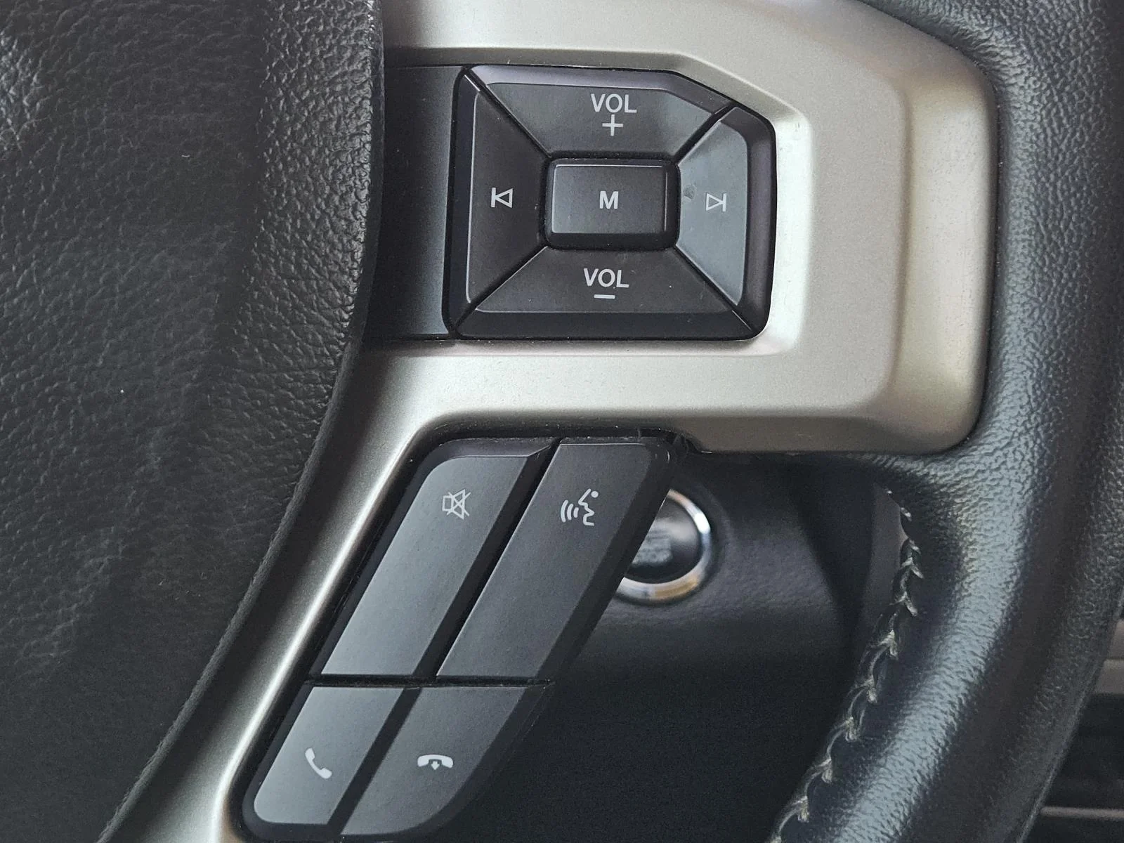 Used 2022 Oxford White Ford LARIAT 4WD Crew Cab 8