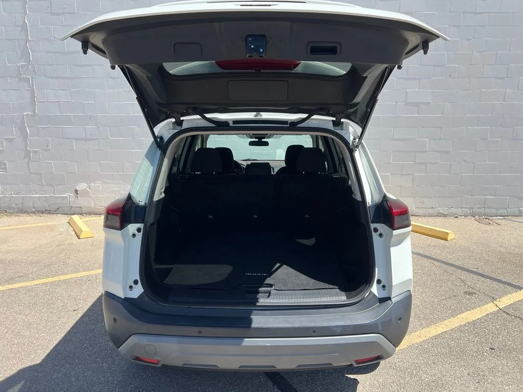 Used 2023 Glacier White Nissan S image 6