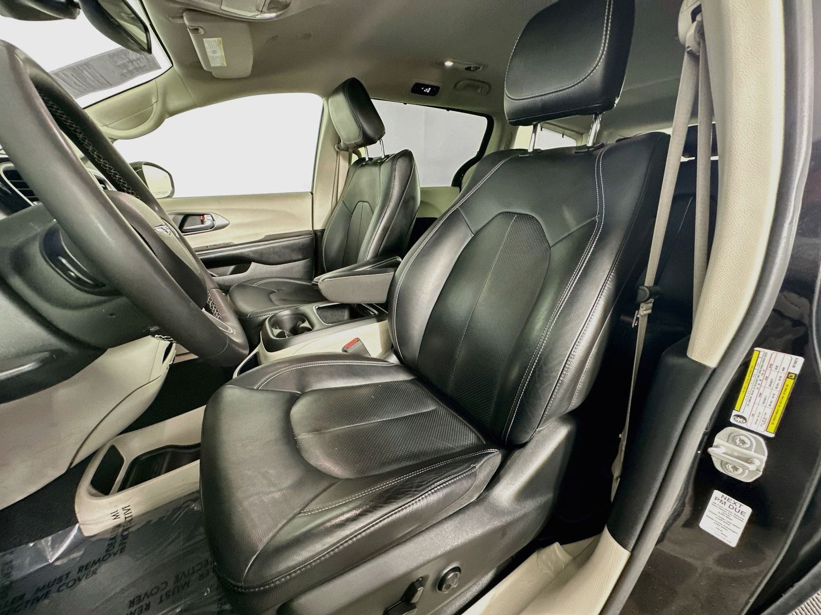 Used 2022 Brilliant Black Crystal Pearlcoat Chrysler Touring L image 19