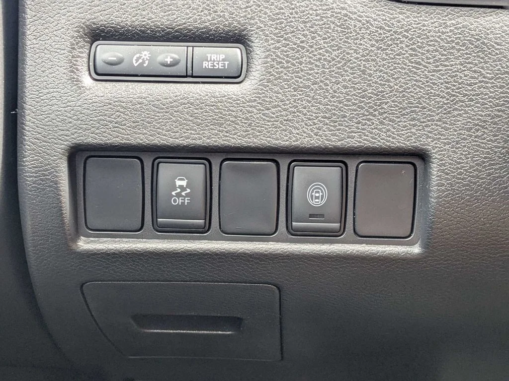 Used 2020 White Nissan S image 18