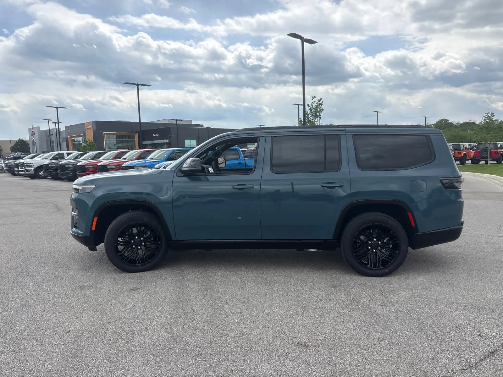 New 2026 Steel Blue Exterior Paint Jeep Limited Reserve image 5