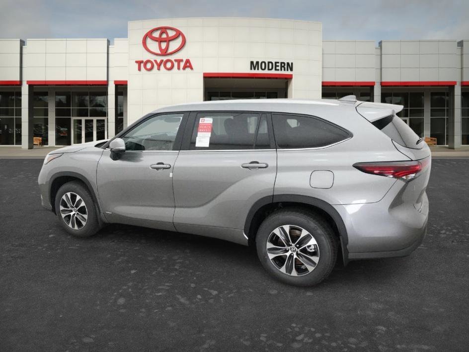 New 2026 Heavy Metallic Toyota Hybrid XLE image 15
