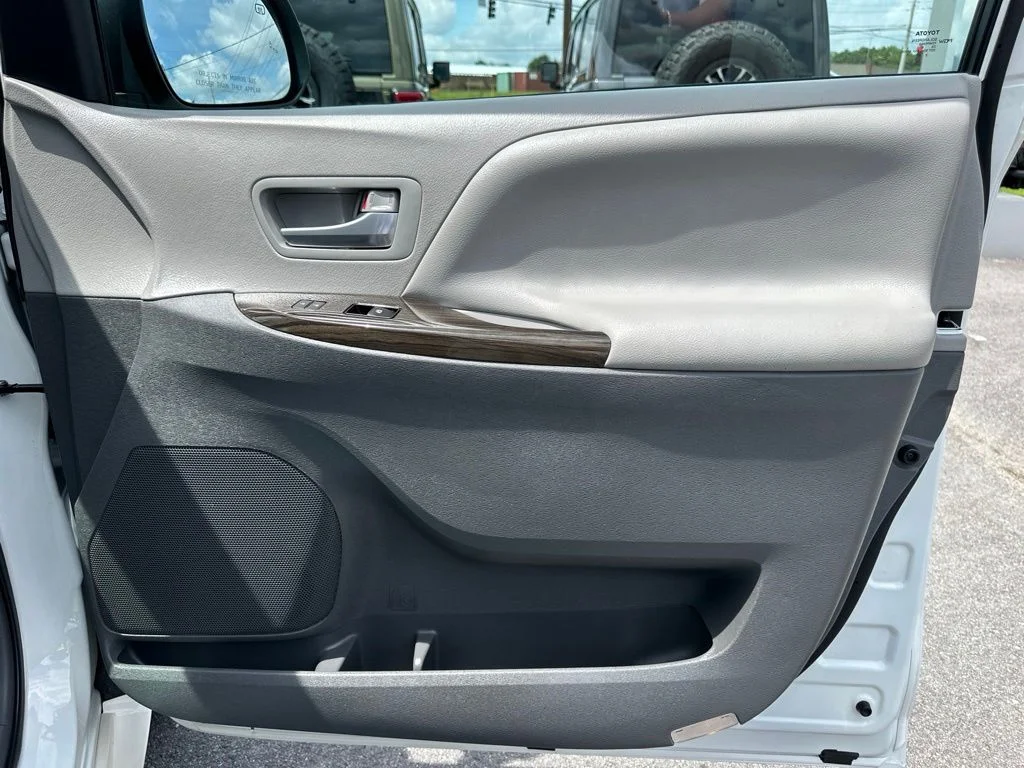 Used 2017 White Toyota XLE image 22