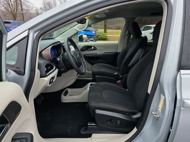 Used 2023 Silver Mist Clearcoat Chrysler LX image 17